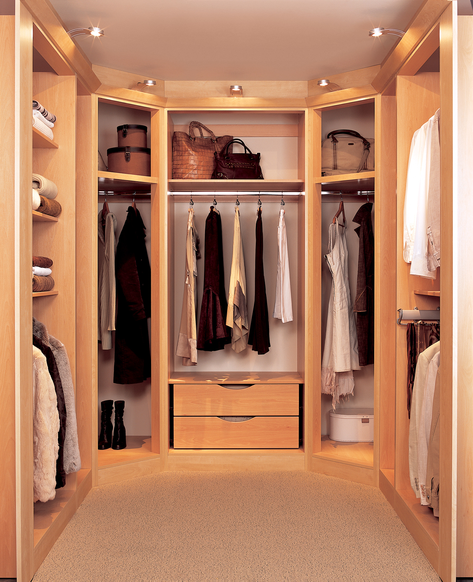 Walk In Closet Designs For A Master Bedroom