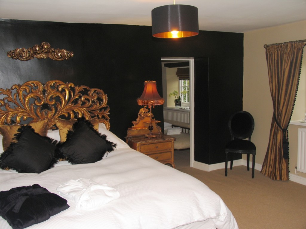 Black and gold bedroom design - Giving a Luxury Themed Bedroom