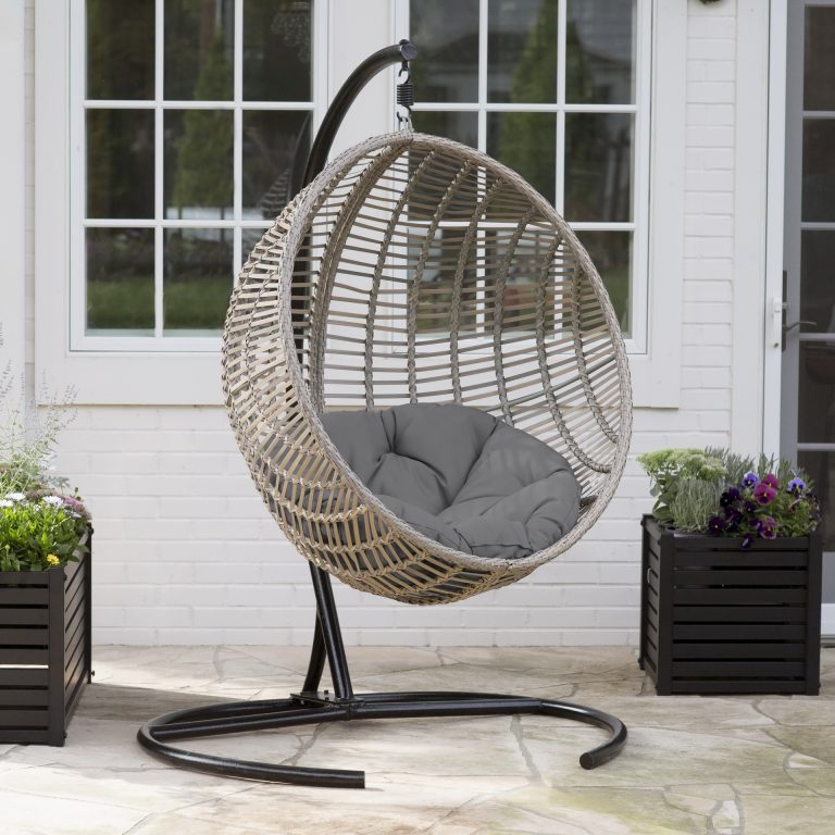 Outdoor wicker egg chair bring an attractive and beautiful resting