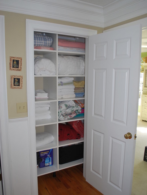 Walk in linen closet design - 16 varieties to organize the space ...