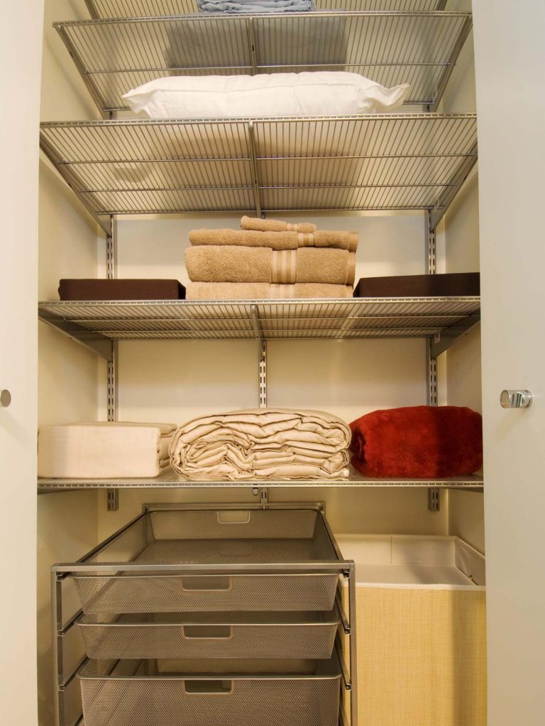 Walk in linen closet design - 16 varieties to organize the space ...