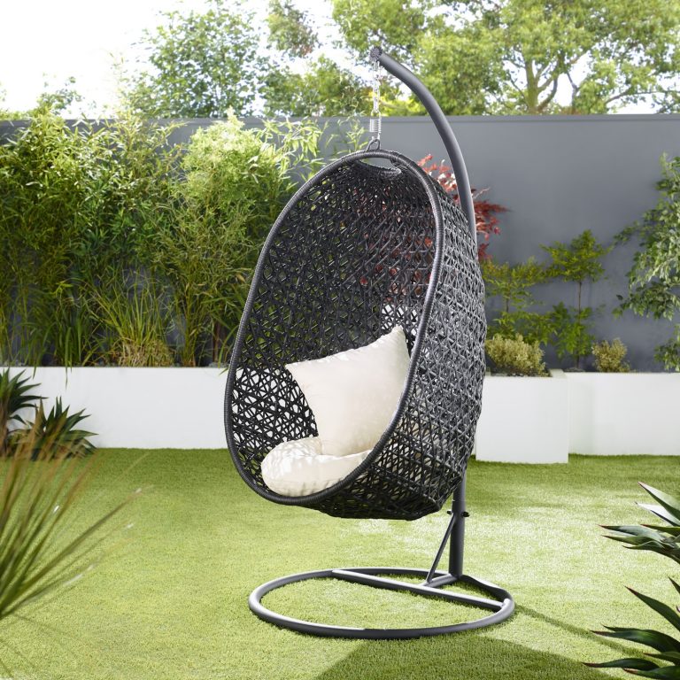 Outdoor wicker egg chair bring an attractive and beautiful resting