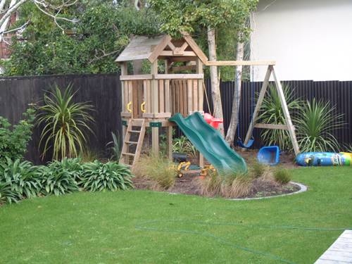 garden design ideas with children’s play area photo - 5