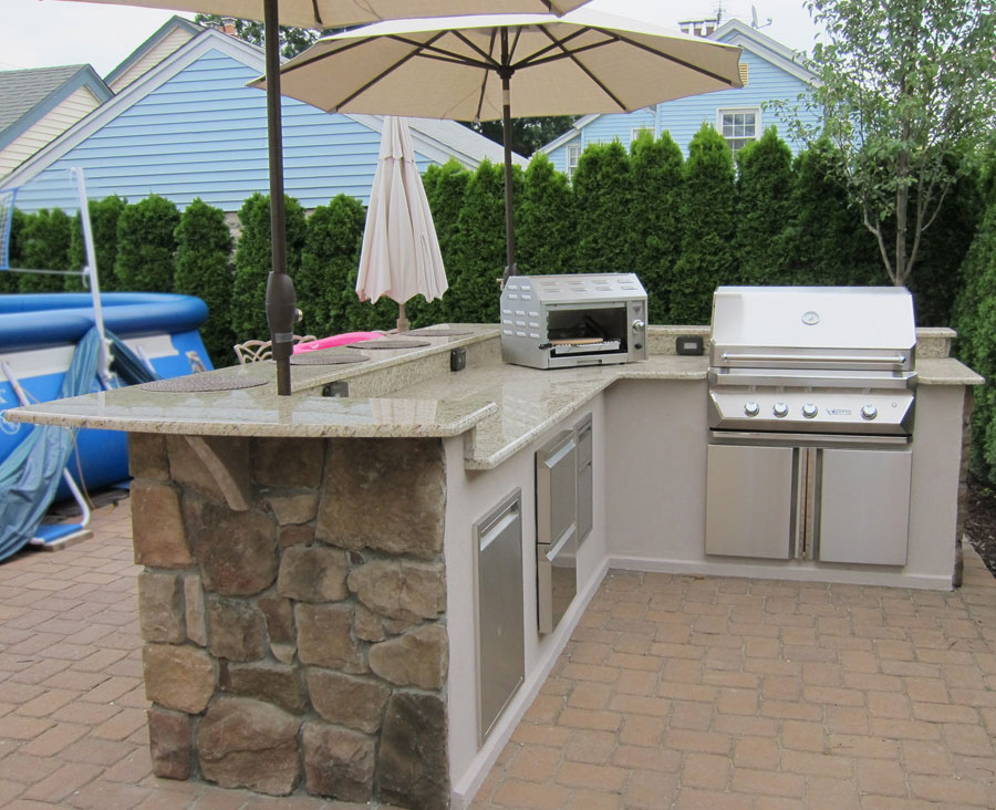 L shaped outdoor kitchen plans with an extra space for dining area