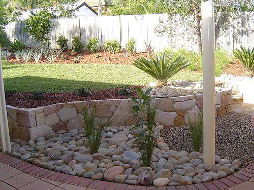 river rock garden edging ideas photo - 2