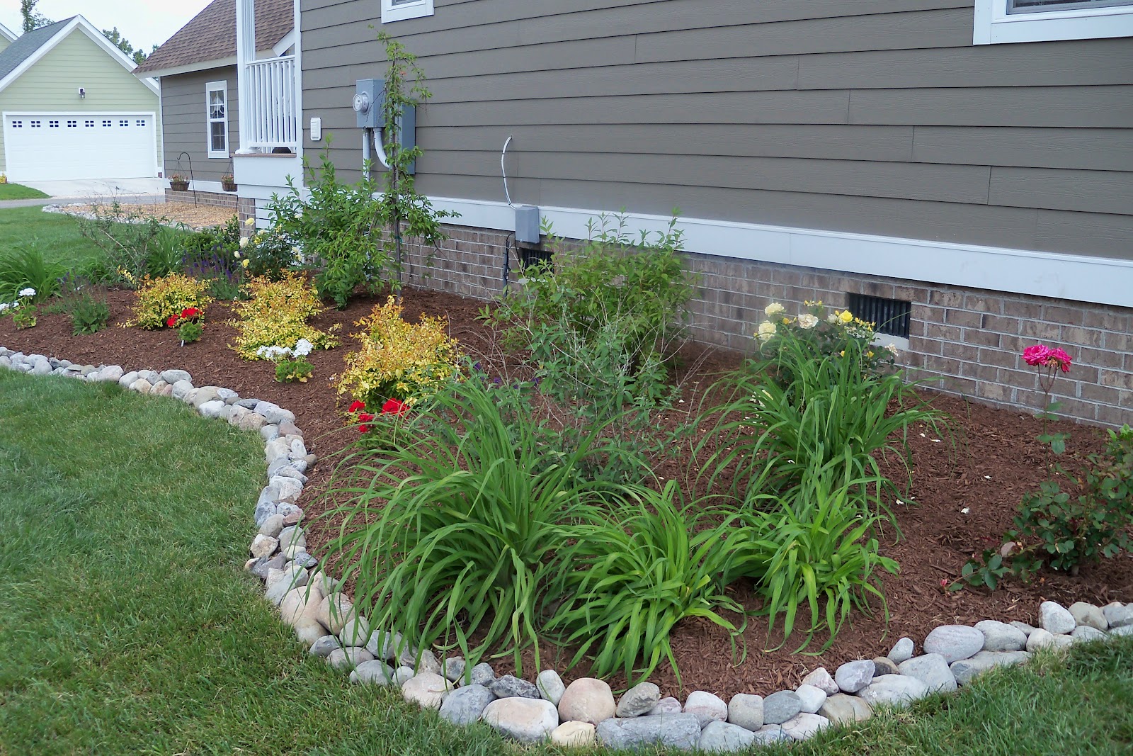 river rock garden edging ideas photo - 5