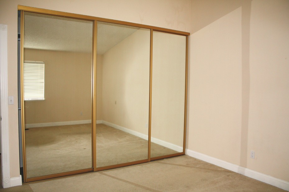 sliding glass mirrored closet doors photo - 1