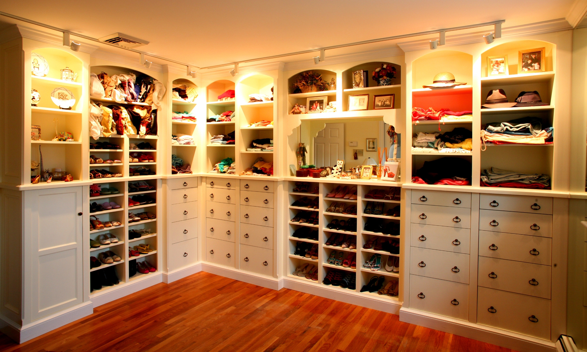 walk in closet dressing room design photo - 1